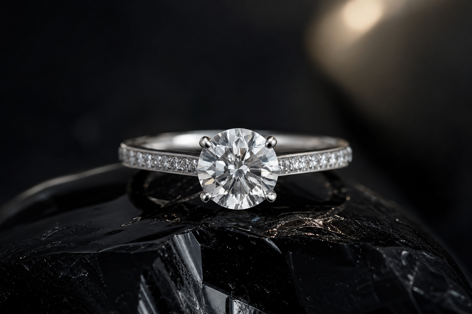 Lumière Solitaire Ring in white gold and diamond