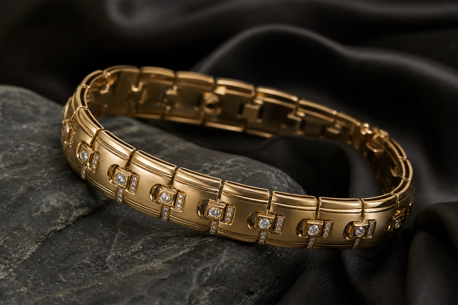 Soleil jewellery in yellow gold and diamonds